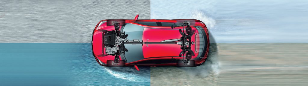 Image du groupe moteur avec i-ACTIV, vu du dessus, à travers un VUS Mazda rouge, roulant sur l'eau