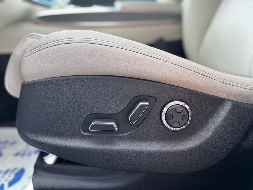 Genesis GV70 2025