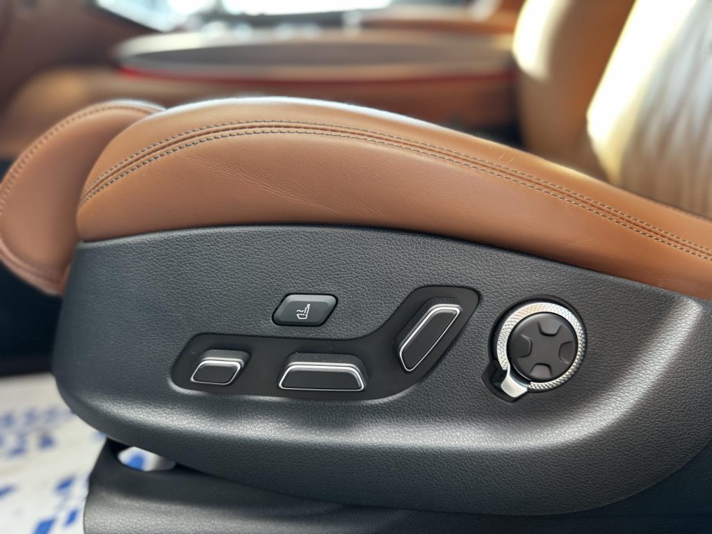 Genesis GV70 2025